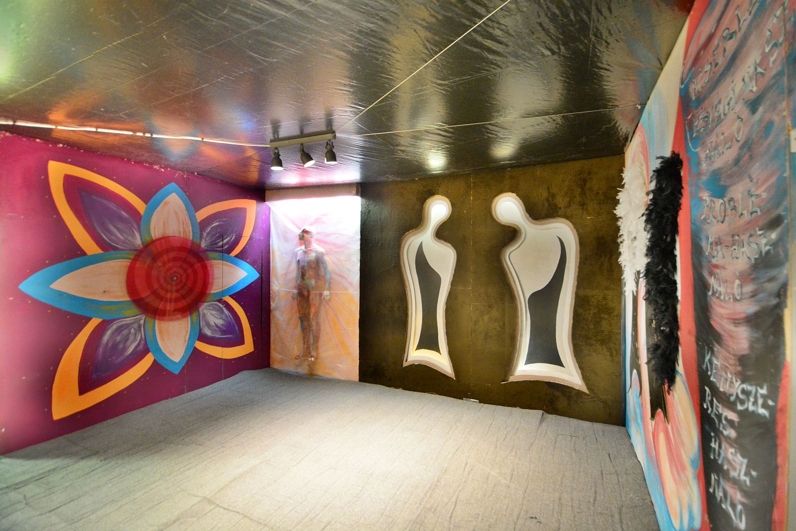 Köztes átmenetek - drogprevenciós kiállítás A Szabadművelődés Házában